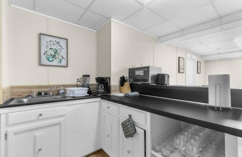 Birmingham House | Pool & Two Kitchens! Family Friendly in Forestdale