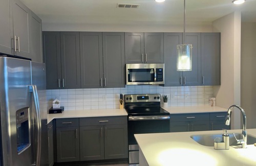 Lindridge-Martin Manor Apartment | Pool view Retreat. Family Friendly