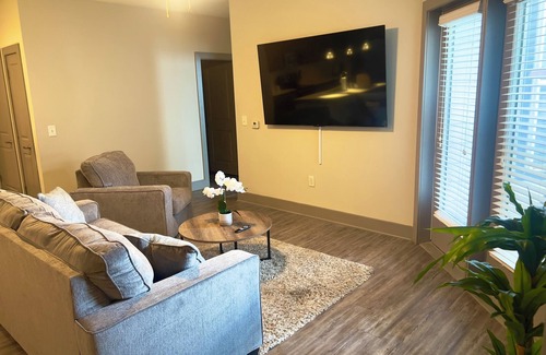 Lindridge-Martin Manor Apartment | Pool view Retreat. Family Friendly