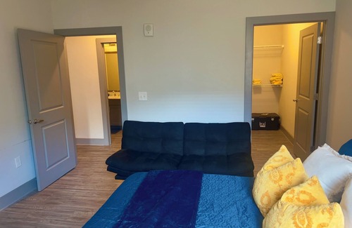 Lindridge-Martin Manor Apartment | Pool view Retreat. Family Friendly