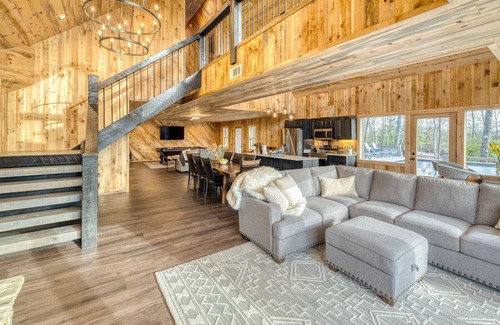 Unaka Cabin | POOL, Views, Outdoor fireplace & Hot Tub, Outdoor Kitchen and more!