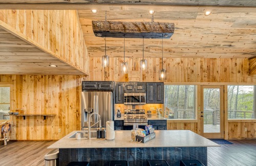 Unaka Cabin | POOL, Views, Outdoor fireplace & Hot Tub, Outdoor Kitchen and more!