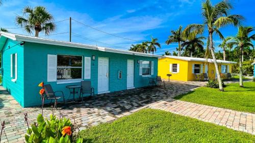 Biggar House | Poolfront Cottage Near Beach with Full Kitchen!