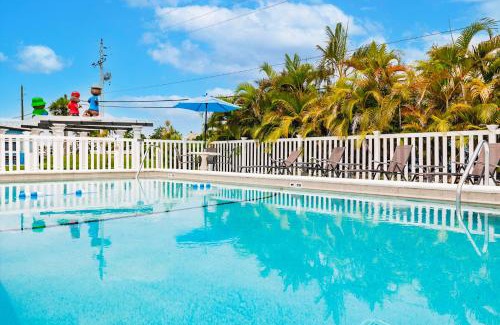 Biggar House | Poolfront Cottage Near Beach with Full Kitchen!