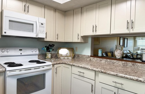 Englewood South Condo | Poolside 2BR – Boca to Manasota in Minutes