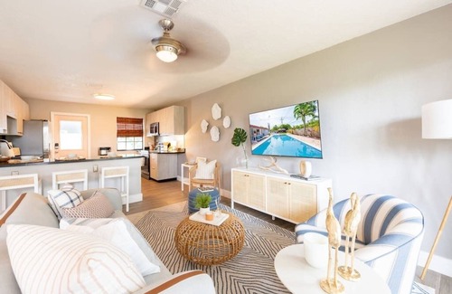 Sunset House | Poolside | 3BR | Pool | Sun Loungers
