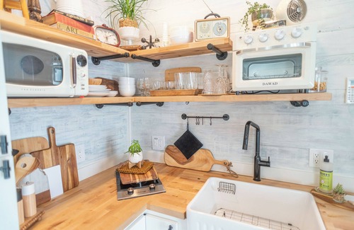 Cedar Ridge Apartment | Poolside Country Studio ~ Fresh Hip Retro Vibe