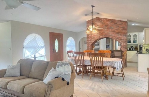 Ocklawaha House | Poolside Family Retreat- Near the Springs & Ocala National Forest. Pet friendly