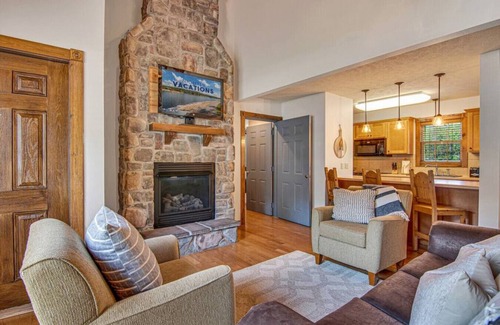 Reeds Spring Cabin | Poolside getaway for family fun adventures