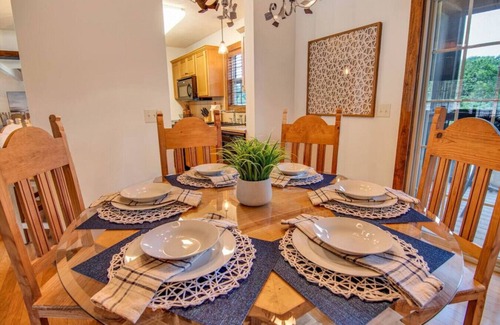 Reeds Spring Cabin | Poolside getaway for family fun adventures