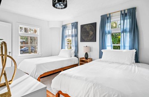 Pinewood Park House | Poolside Getaway, Walk To Dt Coastal Beach