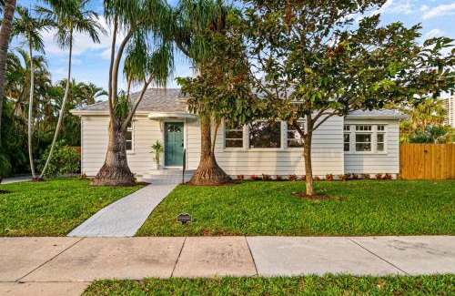 Pinewood Park House | Poolside Getaway, Walk To Dt Coastal Beach