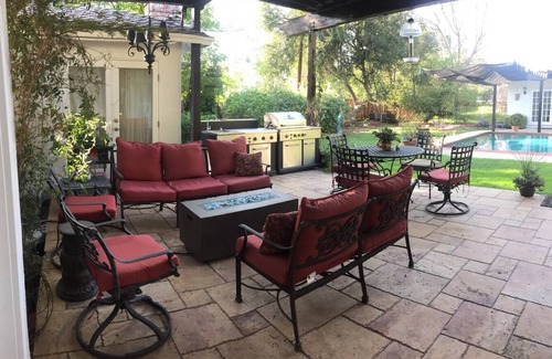 Northridge Apartment | Poolside Oasis King/Parking/Netflex/BBQ/Spa/Laundry 1 Acre Gated Estate !