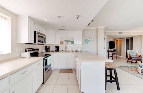 Daytona Beach Shores Condo | POOLSIDE PARADISE