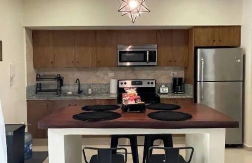 Zama Condo | Poolside paradise condo + jacuzzi + parking + STRONG WiFi