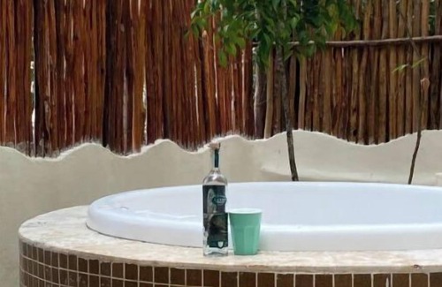 Zama Condo | Poolside paradise condo + jacuzzi + parking + STRONG WiFi