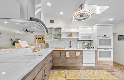 Pompano Beach House | Poolside Paradise Fire Pit, Dock,8 Min To Ocean