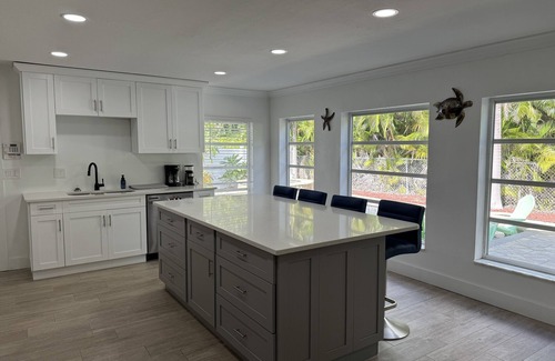 McGregor House | Poolside Paradise in Town and River