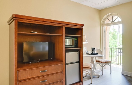 Naples Apartment | Poolside Paradise w/Dock in Everglades!