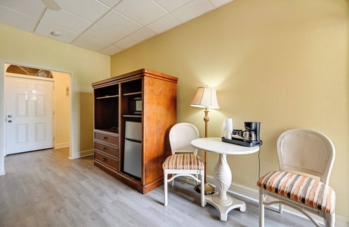 Naples Apartment | Poolside Paradise w/Dock in Everglades!
