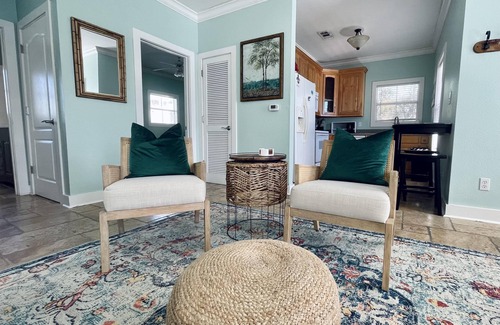 Ono Island Villa | Poolside retreat 1BR/1BA condo