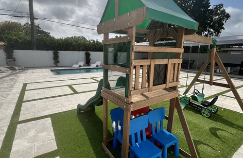 Ludlam House | Poolside Retreat Haven close to MIA Airport