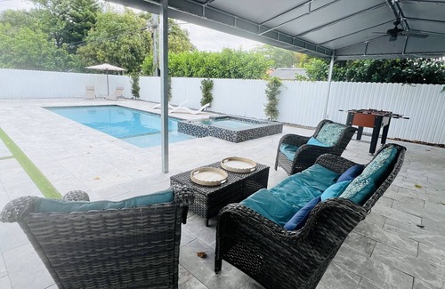 Ludlam House | Poolside Retreat Haven close to MIA Airport