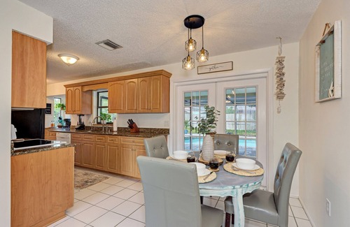 South Venice House | Poolside Retreat with heated pool-7 min to beach-2 King beds