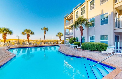 Holiday Isle Apartment | Poolside Villas 303