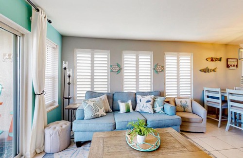 Holiday Isle Apartment | Poolside Villas 303