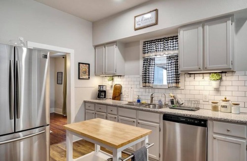 Government Hill House | Pop on over to the Pearl, explore Broadway St, and Downtown San Antonio