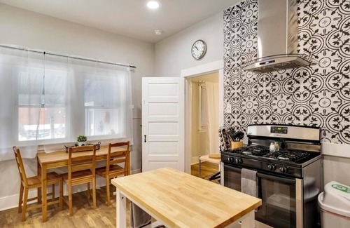 Government Hill House | Pop on over to the Pearl, explore Broadway St, and Downtown San Antonio