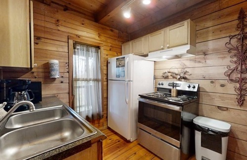 Townsend Cabin | Pop's Perch (2-Bedroom Cabin) - Pets Allowed by RedAwning