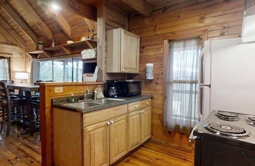 Townsend Cabin | Pop's Perch (2-Bedroom Cabin) - Pets Allowed by RedAwning