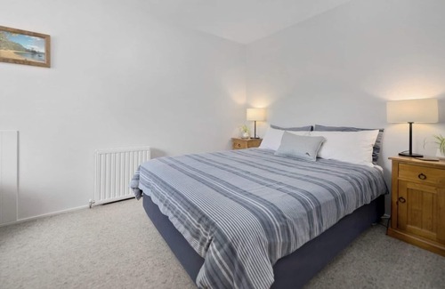 Arrowtown Cabin | Poplar Lodge - large comfortable home, 7 bedrooms. Enjoy the space!