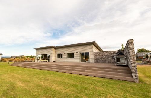 Te Anau House | Poppa Pete's - Te Anau Holiday Home
