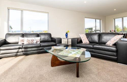 Te Anau House | Poppa Pete's - Te Anau Holiday Home
