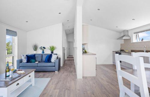 Lifton House | Poppy, 5 Roadford Lakes Lodges
