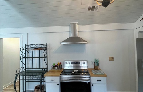 Fairhope Cottage | Pop’s Country House by the Bay…LOCATION Walk to the Pier and Downtown Fairhope!