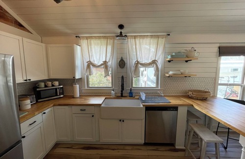 Fairhope Cottage | Pop’s Country House by the Bay…LOCATION Walk to the Pier and Downtown Fairhope!