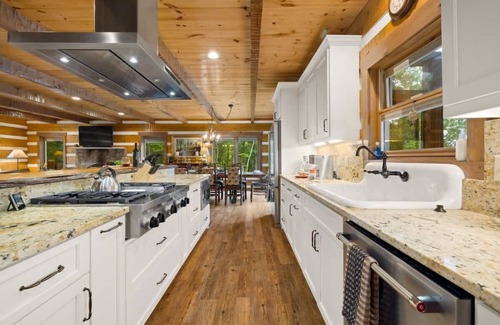 Morganton Cabin | Pop’s Peak - Long-range views, hot tub, fire pit