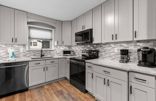 Kiska Beach House | Pops Seaclusion 1 Block from the Beach!