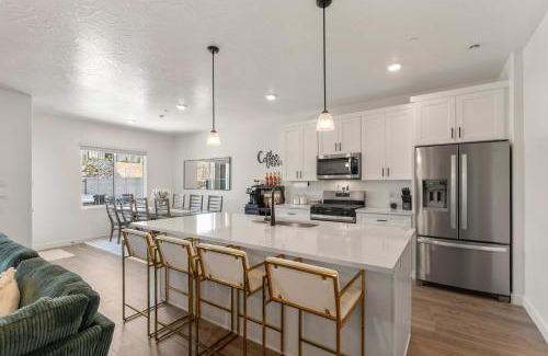 St. George House | Popular Poolside Retreat townhouse