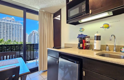 Honolulu Apartment | Popular self-contained Apartment in Waikiki Sleeps 2-3 guests.