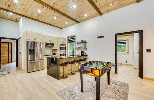Thornton House | Porch and 1-Acre Yard White Mountains Hideaway