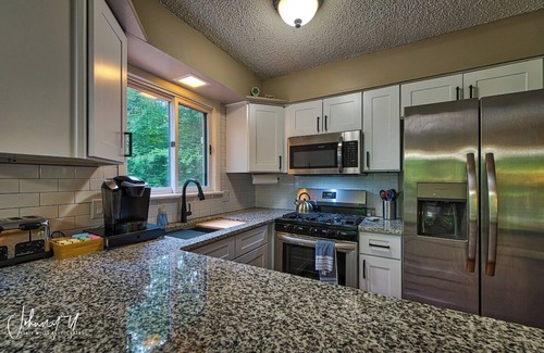 Michaywe House | Porcupine Lodge · Stunning Cabin - Arcade & Pickleball - sleeps 13