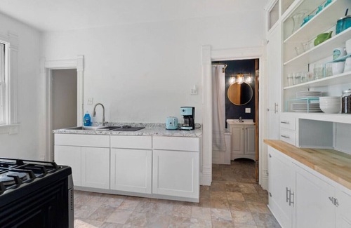 Green Bay Apartment | Porlier Place - 1 Block Hospital