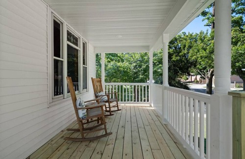 Green Bay Apartment | Porlier Place - 1 Block Hospital