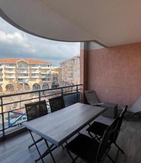 Frejus Plage Apartment | Port Fréjus, Terrasse, wifi, clim, plage à 5'