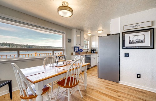 Retsil Apartment | Port Orchard Waterfront Retreat: Steps to Beach!